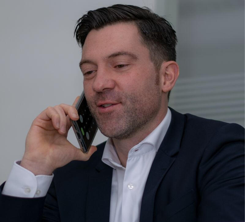 Felix Kugelmann Mann telefoniert mit Smartphone