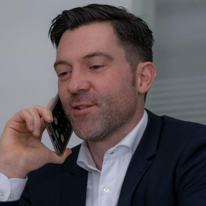 Felix Kugelmann Mann arbeitet am Laptop